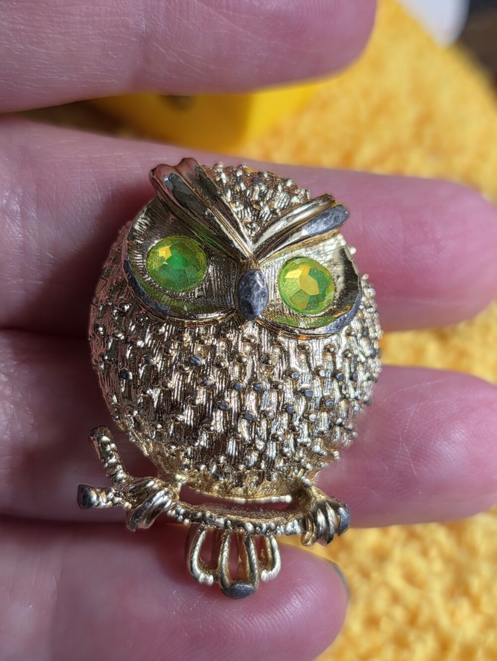 Vintage 1970 Sarah Coventry Hooter Owl Brooch Gold Tone Green Eyes